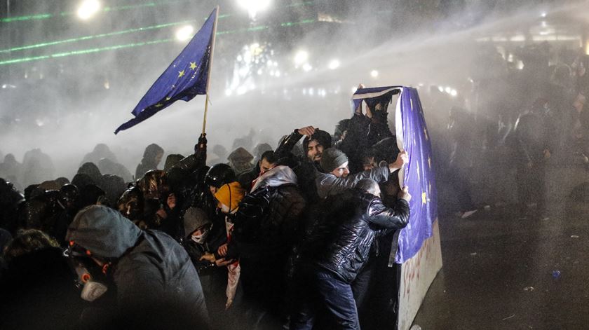 Manifestantes pró-UE protestam em Tbilisi, na Geórgia. Foto: David Mdzinarishvili/EPA