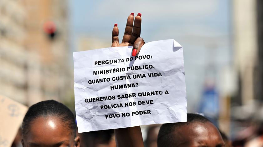 As mulheres marcharam na mesma estrada em que a jovem foi atropelada na quarta-feira. Foto: Luísa Nhantumbo/Lusa