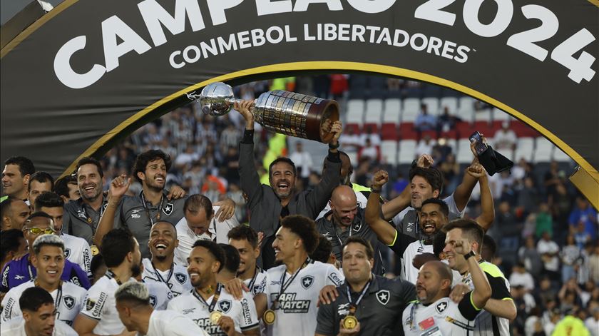 Treinador português Artur Jorge levanta Taça Libertadores e acaba com a seca de títulos do Botafogo. Foto: António Lacerda/EPA