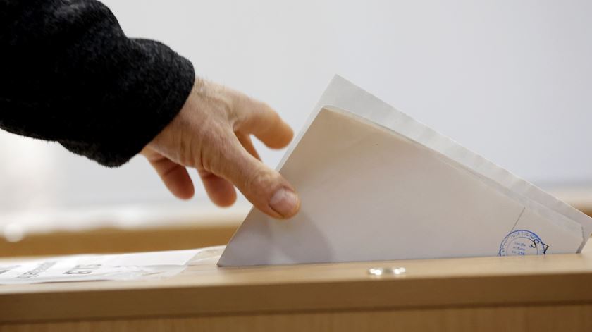 “É preciso um sistema digital”. Portugueses que votam no estrangeiro esperam pelos boletins