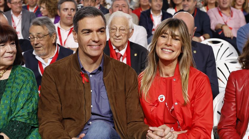 Mulher de Sánchez vai a julgamento por dois crimes, mas recupera passaporte