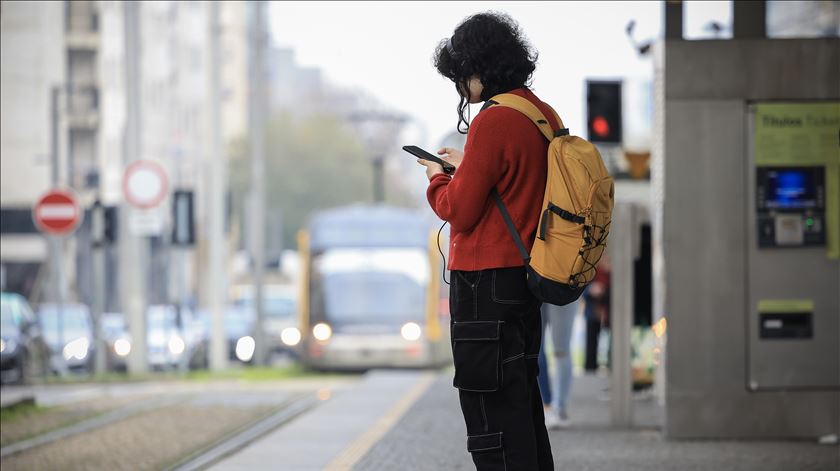 Colisão entre metro e carrinha provoca três feridos em Gaia