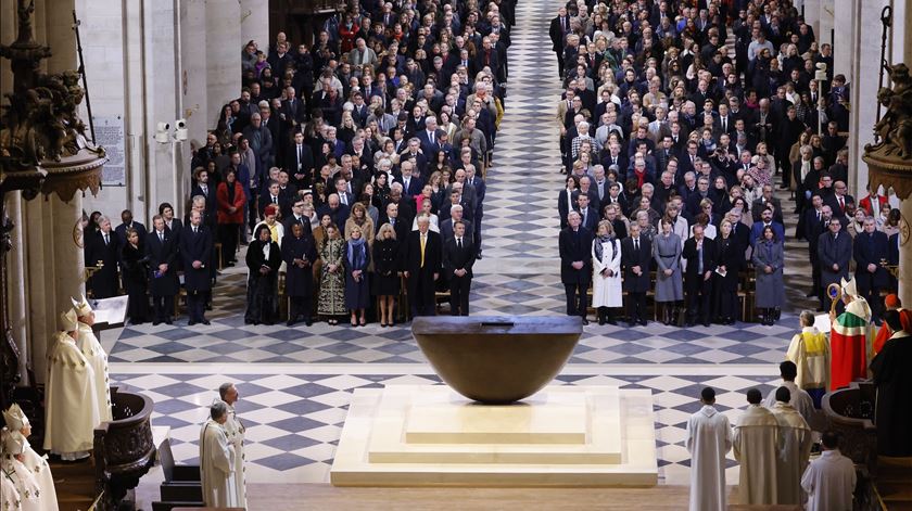 Papa sa&#250;da reabertura da Catedral de Notre-Dame