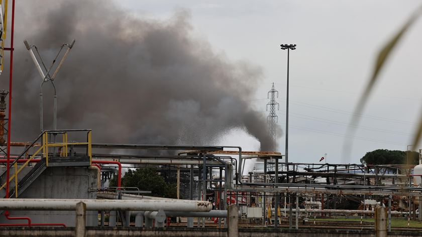 Explosão em refinaria em Itália faz dois mortos e três desaparecidos