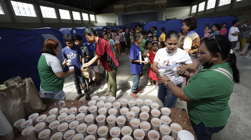 Filipinas. Cerca de 87 mil pessoas deslocadas por causa de erupção de vulcão Filipinas. Cerca de 87 mil pessoas deslocadas por causa de erupção de vulcão