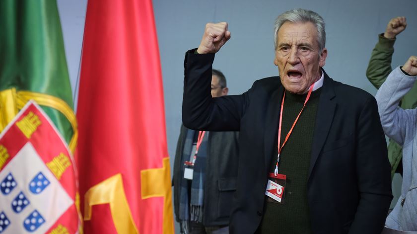 Jerónimo de Sousa assume: situação é "dura como troncos", mas PCP vai encontrar força Jerónimo de Sousa assume: situação é "dura como troncos", mas PCP vai encontrar força