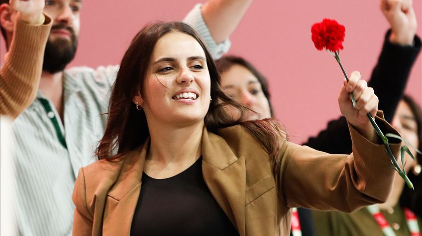 "Governo quer acabar com boas práticas" de apoio aos jovens, acusa PS