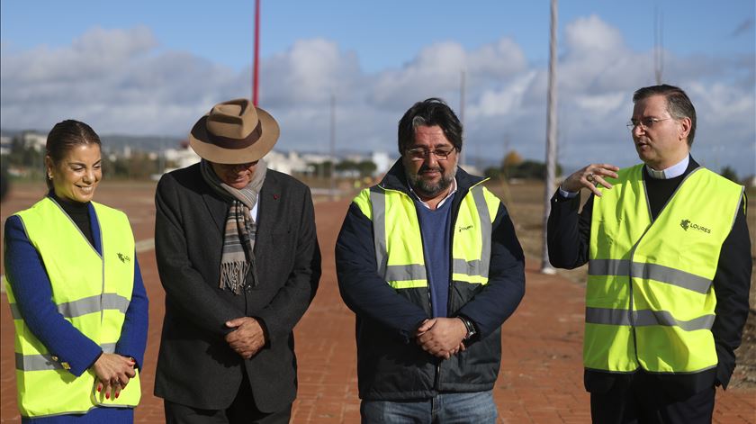 Ricardo Leão (segundo à direita) visitou obra do Parque Papa Francisco. Foto: Tiago Petinga/Lusa