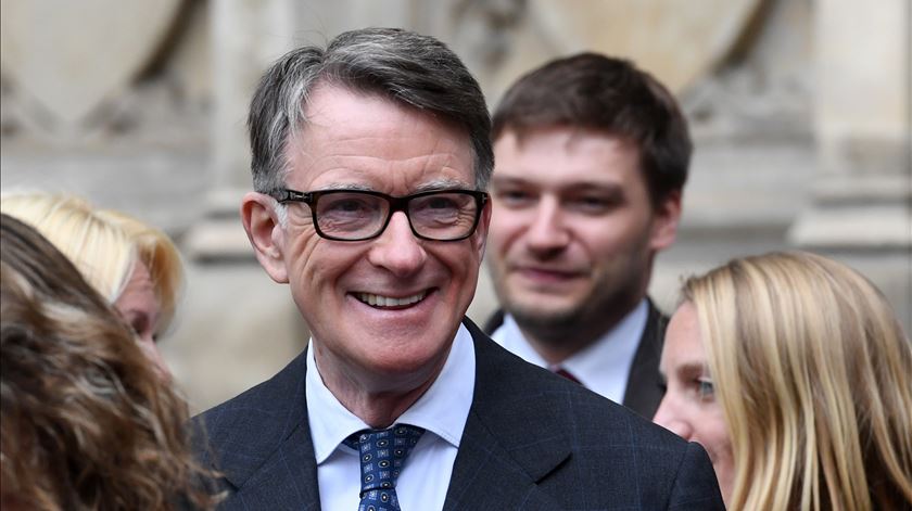 Ex-embaixador Mandelson chumbou em teste para o cargo. Oposição exige demissão de Starmer