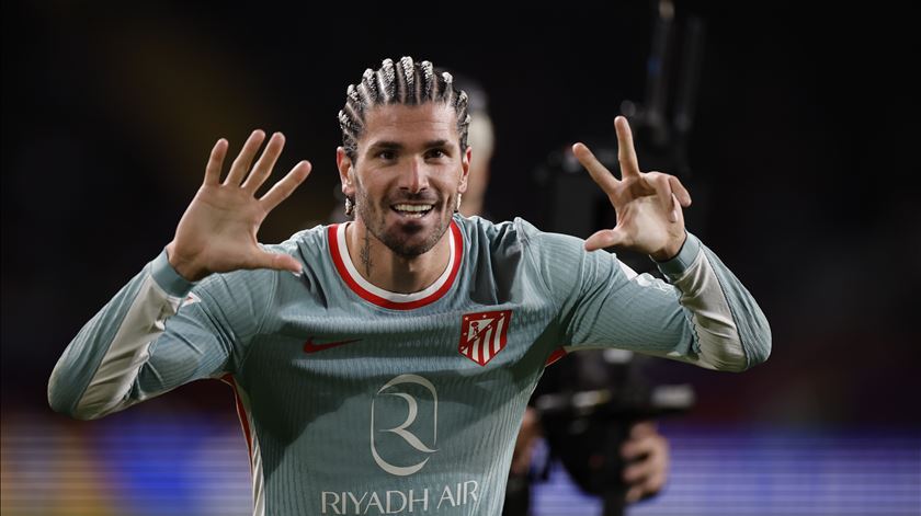 Atlético vence Barcelona e há um novo líder em Espanha