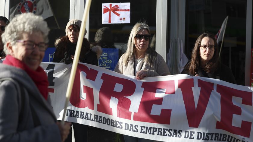 Trabalhadores da distribuição em greve e voltam a parar no final do ano