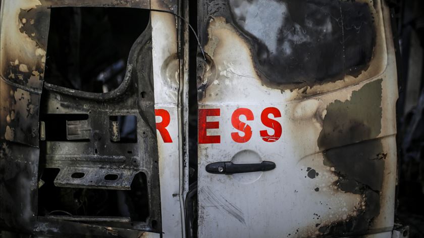 Pelo menos 128 jornalistas mortos em 2025, 56 na Palestina