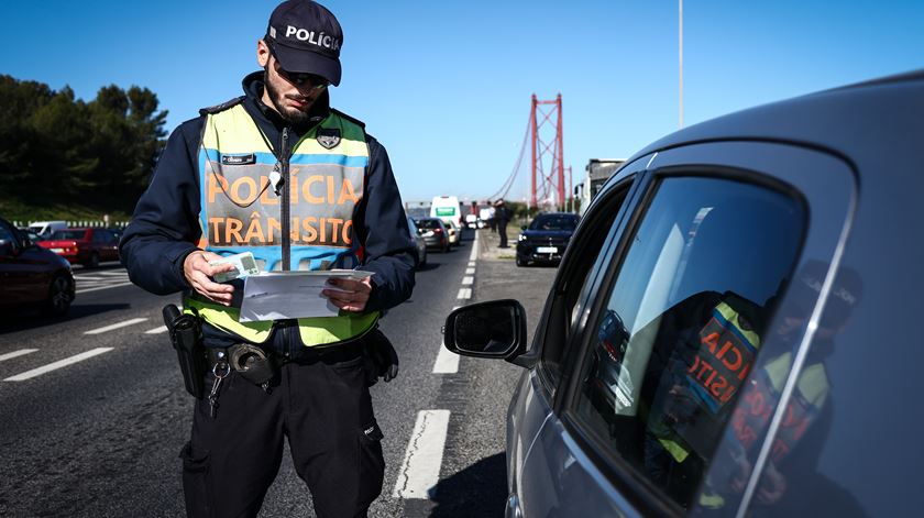 Campanha "Ao volante, o telemóvel pode esperar" registou 950 infrações