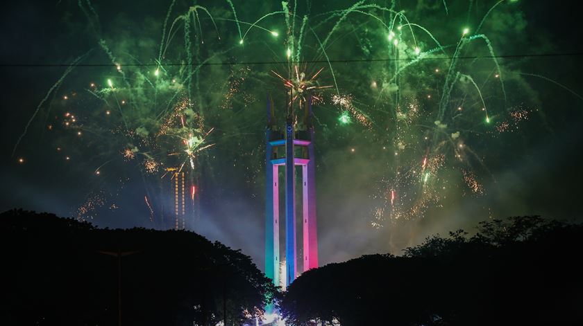 Metro de Manila assinala o Ano Novo de 2025 com um espetáculo de fogo de artifício. Foto: Rolex Dela Pena/EPA