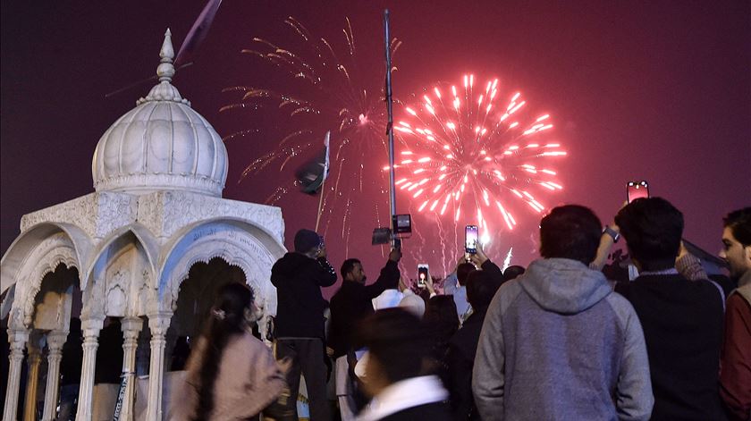 Passagem de ano 2025 em Karachi, no Paquistão. Foto: Shahzaib Akber/EPA