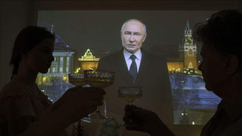 A passagem de ano em Moscovo fica marcada pela mensagem de Ano Novo de Vladimir Putin. Foto: Sergei Ilnitsky/EPA
