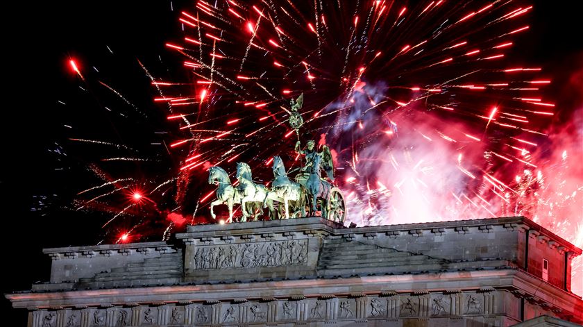 As Portas de Brandemburgo foram novamente protagonistas da celebração do Ano Novo em Berlim. Foto: Filip Singer/EPA