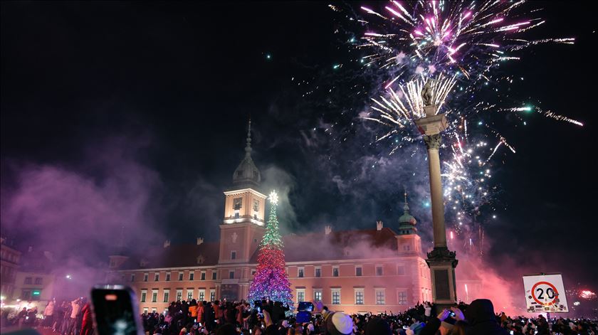 Passagem de ano de 2025 em Varsóvia, na Polónia. Foto: Rafal Guz/EPA