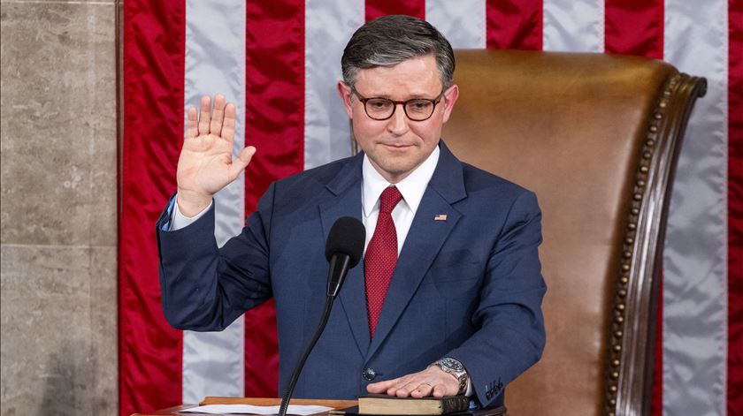 Mike Johnson reeleito presidente da Câmara dos Representantes "in extremis"