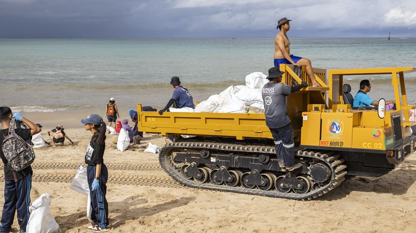 Praias da ilha indonésia de Bali sofrem uma das piores acumulações de plásticos