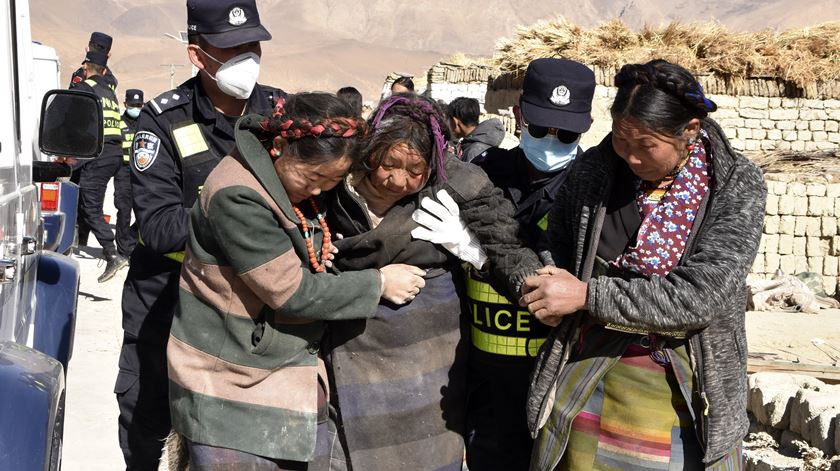 Scores dead after earthquake strikes Nepal, India, and Tibet. Foto: Xinhua / Liu Yousheng/EPA