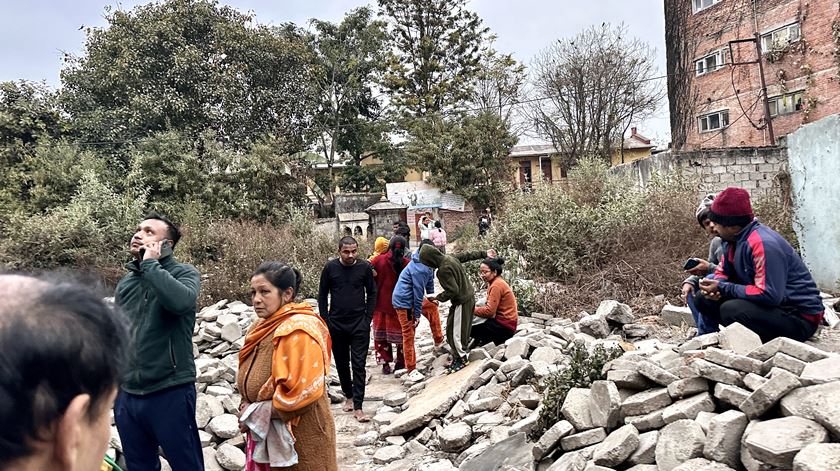 Scores dead after earthquake strikes Nepal, India, and Tibet. Foto: Sunil Sharma/EPA