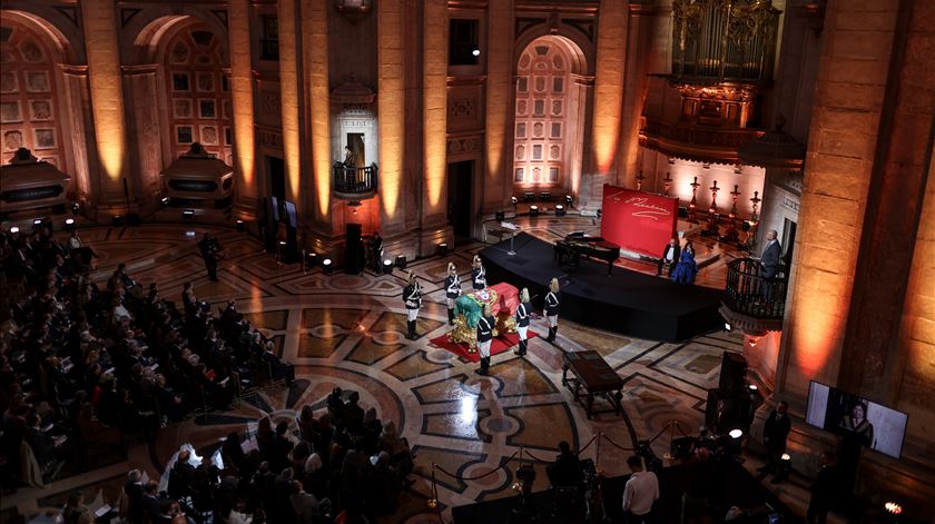 A trasladação como "ato de justiça" para um Eça que ainda "ameaça políticos"