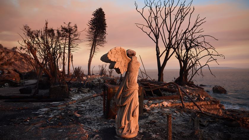 Wildfires continue to rage through Los Angeles area. Foto: Allison Dinner/EPA