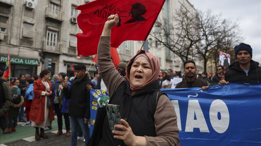 "Não nos encostem à parede". Dirigentes de esquerda juntam-se ao protesto em Lisboa