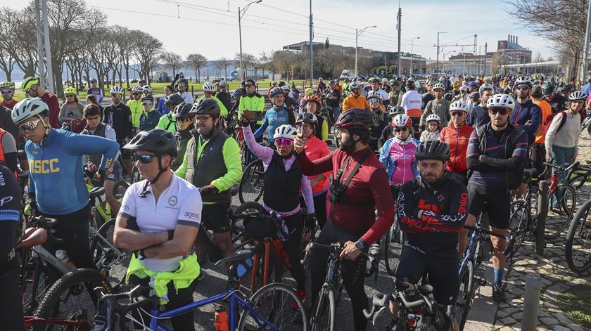 Marcha de Bicicleta pela Segurança e Respeito na Estrada. Foto: Tiago Petinga/Lusa (clique na seta para ver a fotogaleria)