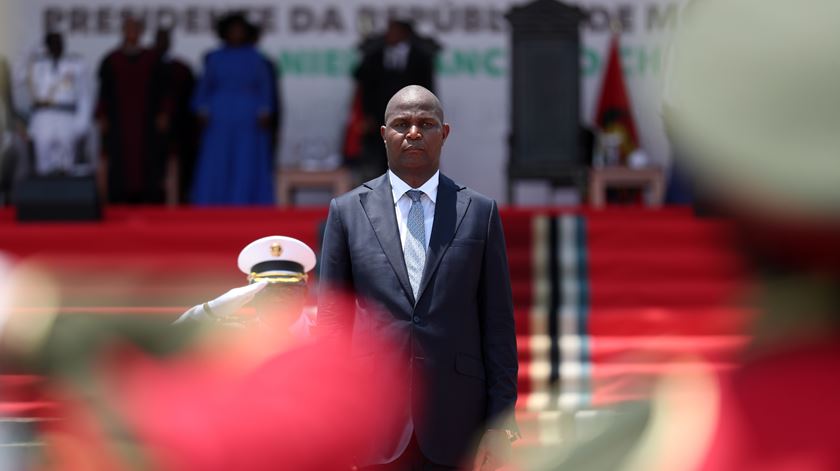 Novo presidente de Moçambique observa minuto de silêncio pelas vítimas da violência e compromete-se a ouvir os jovens