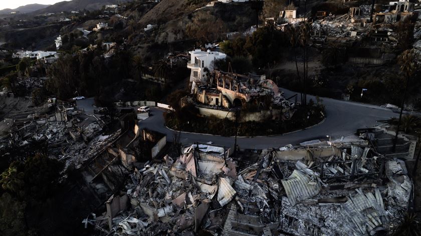 Percorra a galeria para ver a destruição dos bairros de Los Angeles. 