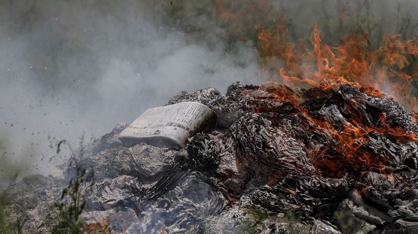 Moçambique: Destruição dos boletins de voto das eleições gerais de 09 de outubro. Foto: Luisa Nhantumbo/Lusa