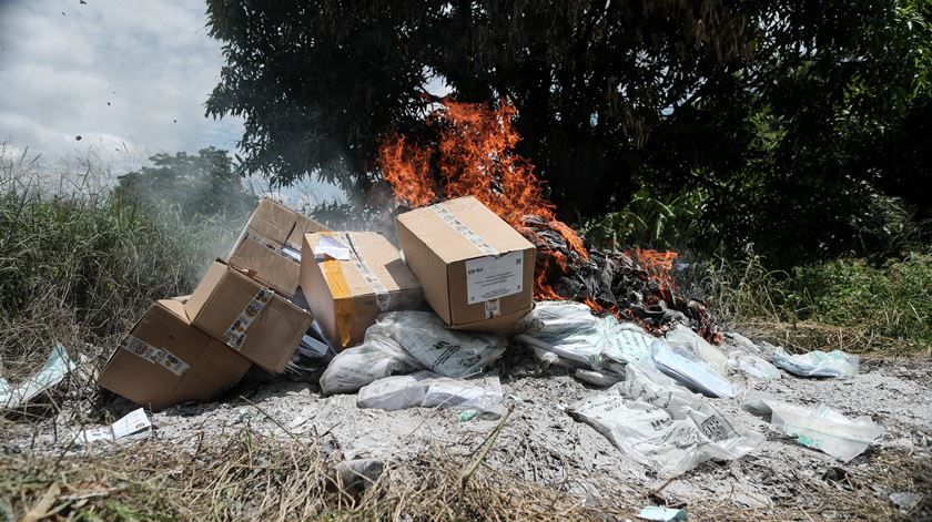 Moçambique: Destruição dos boletins de voto das eleições gerais de 09 de outubro. Foto: Luisa Nhantumbo/Lusa