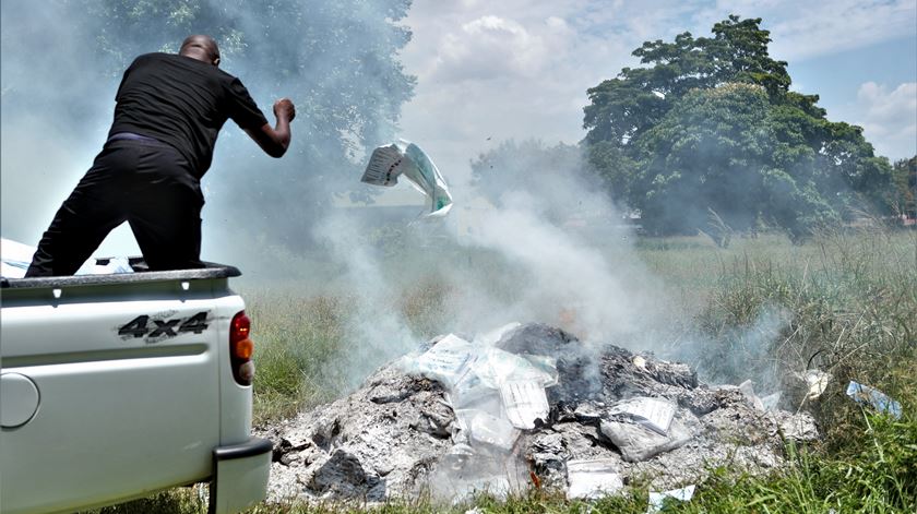 Moçambique: Destruição dos boletins de voto das eleições gerais de 09 de outubro. Foto: Luisa Nhantumbo/Lusa