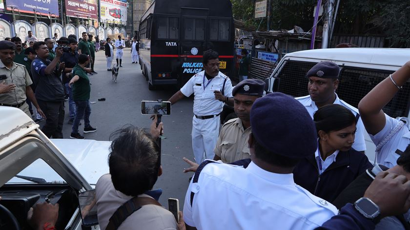 Ativistas indianos seguram cartazes e gritam palavras de ordem à porta do tribunal em Calcutá, em revolta com o caso de violação e assassinato de uma médica estagiária. Foto: Piyal Adhikary/EPA