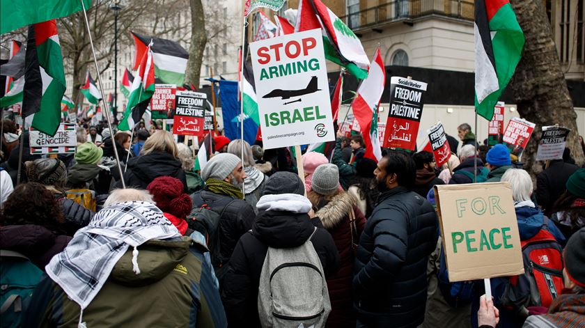 Milhares manifestam-se em Londres e Madrid por retirada israelita de Gaza. Foto: David Cliff/EPA