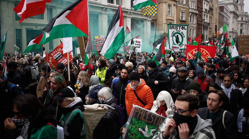 Milhares manifestam-se em Londres e Madrid por retirada israelita de Gaza. Foto: David Cliff/EPA