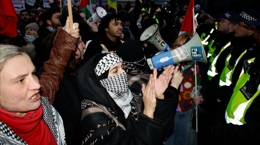 Milhares manifestam-se em Londres e Madrid por retirada israelita de Gaza. Foto: David Cliff/EPA