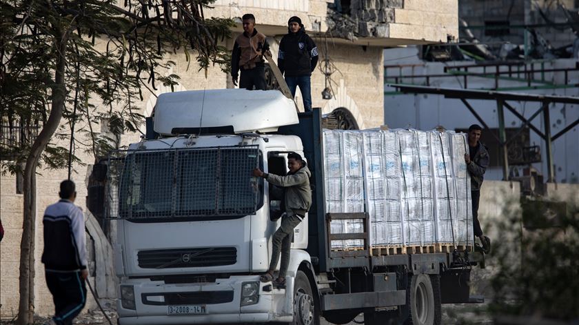 Milhares de deslocados regressam à Faixa de Gaza no meio de destroços mas com esperança. Foto: Haitham Imad/EPA