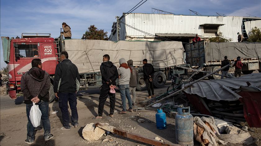 Milhares de deslocados regressam à Faixa de Gaza no meio de destroços mas com esperança. Foto: Haitham Imad/EPA