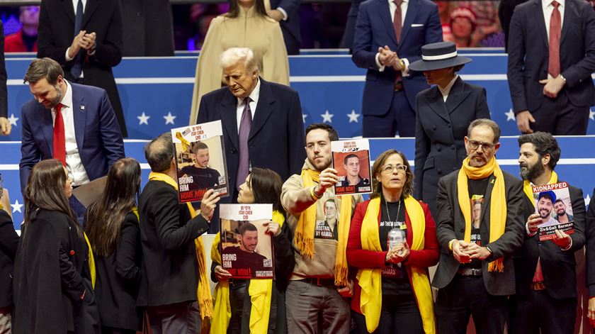 Trump perdoa 1.500 invasores do Capitólio