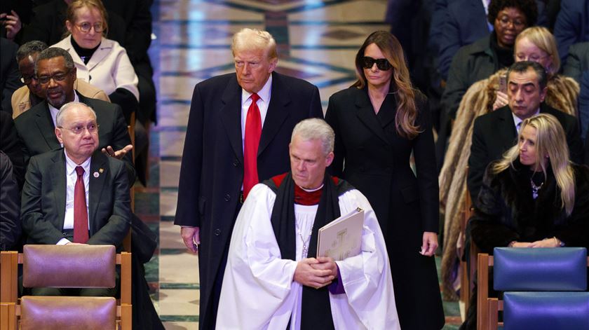 Donald Trump diz que "pseudo-bispa" foi "desagradável" depois de sermão a apelar à piedade Donald Trump diz que "pseudo-bispa" foi "desagradável" depois de sermão a apelar à piedade