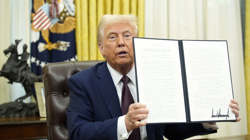 Trump impõe tarifas alfandegárias ao Canadá, México e China