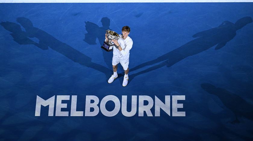 Tenista italiano Jannik Sinner ergue o troféu Norman Brookes após conquistar o Open da Austrália. Foto: James Ross/EPA