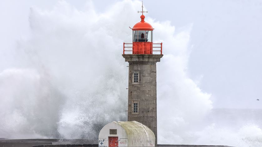 Açores. Flores e Corvo com aviso laranja devido a agitação marítima