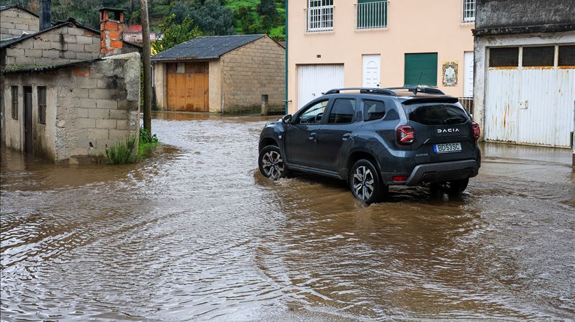 Mau tempo - subida da água do Rio Ceira devido à chuva provocada pela depressão Hermínia começa a provocar inundações em Cabouco, na freguesia de Ceira, em Coimbra. Foto: Paulo Novais/Lusa