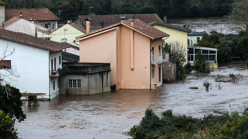 Mau tempo - subida da água do Rio Ceira devido à chuva provocada pela depressão Hermínia começa a provocar inundações em Cabouco, na freguesia de Ceira, em Coimbra. Foto: Paulo Novais/Lusa