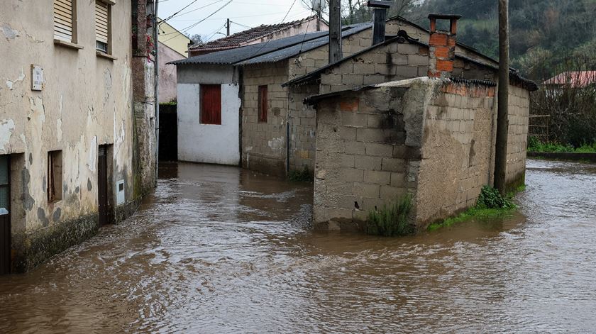 Mau tempo - subida da água do Rio Ceira devido à chuva provocada pela depressão Hermínia começa a provocar inundações em Cabouco, na freguesia de Ceira, em Coimbra. Foto: Paulo Novais/Lusa