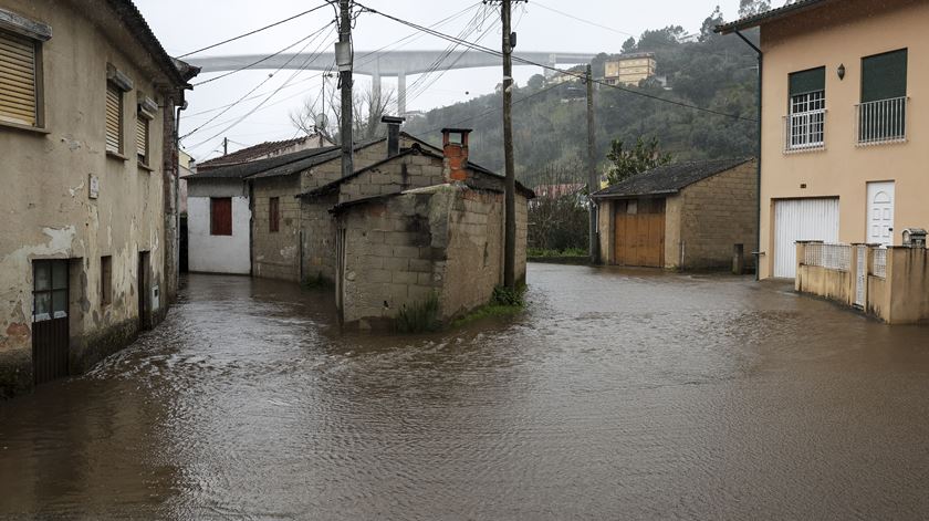 Mau tempo - subida da água do Rio Ceira devido à chuva provocada pela depressão Hermínia começa a provocar inundações em Cabouco, na freguesia de Ceira, em Coimbra. Foto: Paulo Novais/Lusa